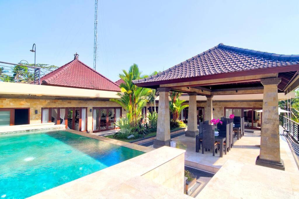 Villa Hillside By Sari Sasih *